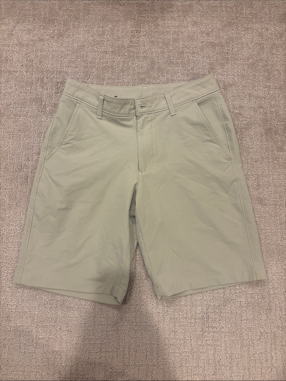 Under Armour Men's Light Sage Flat-Front Performance golf shorts - waist size 30